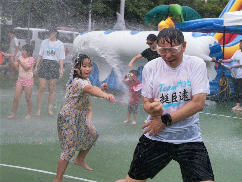 吳靜怡分析，大環境的趨勢就是柯文哲當年能把白營推上第一名的外溢能力，已經大幅縮水。（圖／翻攝自柯文哲臉書）