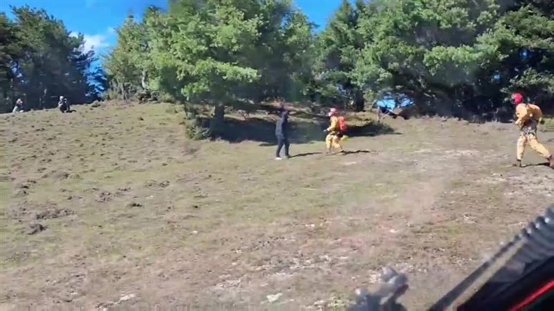 李姓男子12日與隊友從南投縣信義鄉入山攀登駒盆山,途中遭落石砸傷頭部,意識清楚但感覺頭暈、無法行走,南投縣消防局13日獲報,考量位置偏遠,申請空勤總隊直升機救出李男。(空勤總隊提供)
