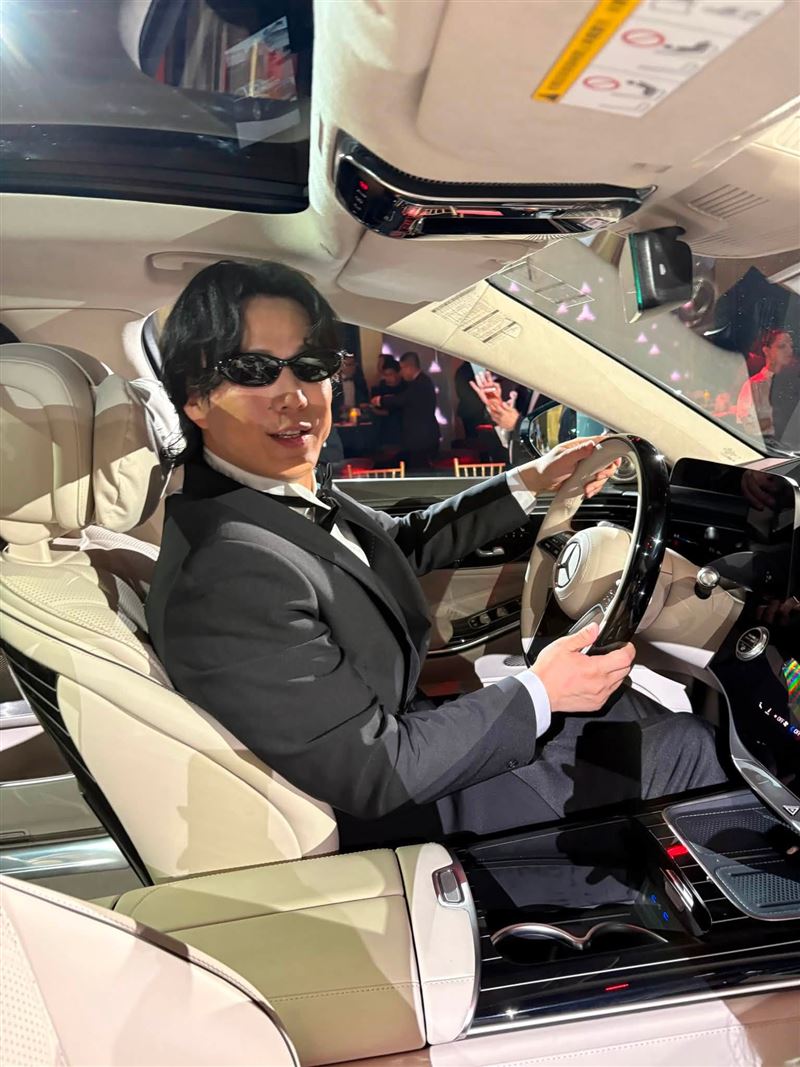 蕭煌奇坐在賓士車內笑說「我買東西根本都沒有在看價錢就買了」。(圖/翻攝自蕭煌奇臉書)