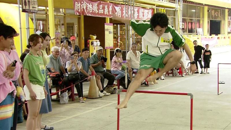 唐從聖跳跨欄。(圖/民視提供)