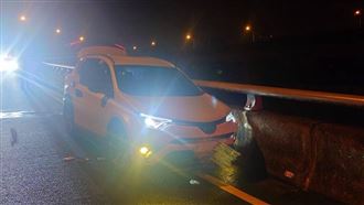 休旅車疑自撞國5蘇澳匝道　駕駛墜地亡