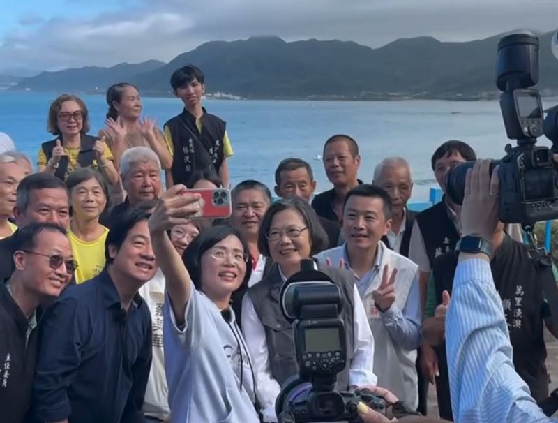 民進黨新北市長參選人蘇巧慧今（13）日下午合體賴清德總統與前總統蔡英文。（圖／翻攝自蘇巧慧Threads）
