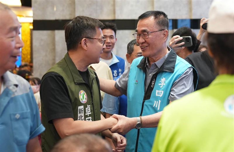 卓冠廷13日PO出與李四川握手合影的照片。(圖/卓冠廷臉書)
