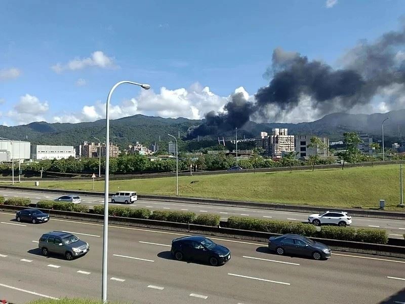 基隆七堵廢棄車場大火，濃煙竄天。（圖／翻攝畫面）
