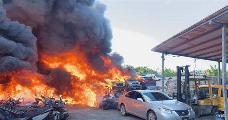 廢棄車場大火！基隆七堵汽機車全面燃燒，頻傳爆炸聲。（圖／翻攝畫面）