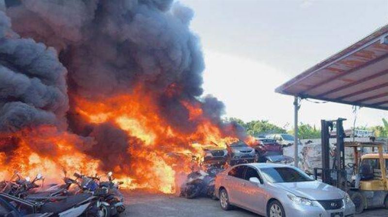 基隆七堵廢棄車場大火　濃煙竄天爆炸連連