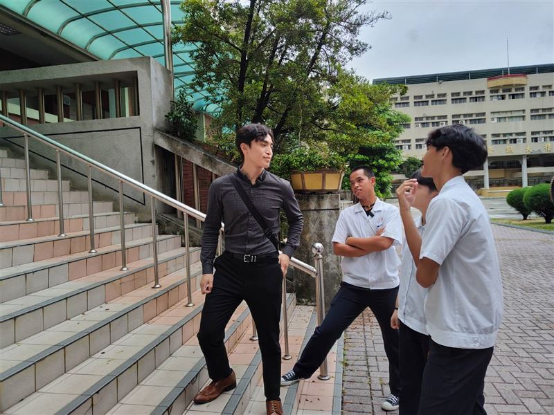 臺南市勞工局攜手非常受到年輕人喜歡的前警官、也是知名自媒體創作者黃順吉,推出三支「求職防騙」宣導影片。(圖/台南市勞工局提供)