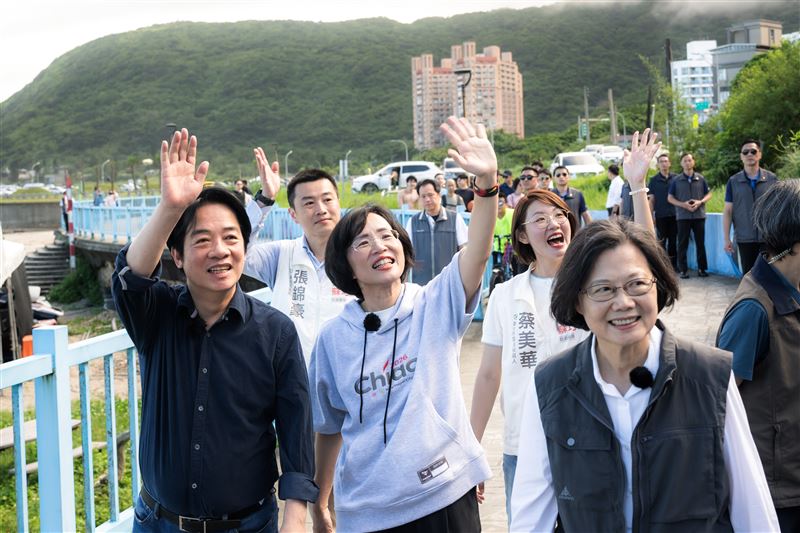 賴清德、蔡英文、蘇巧慧三人同框，遊北海岸也品嘗螃蟹料理（圖／蘇巧慧競選辦公室提供）