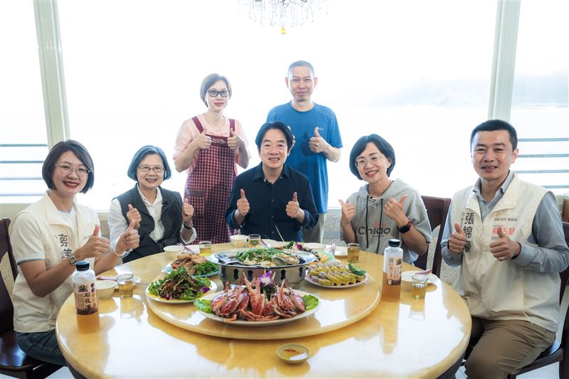 賴清德、蔡英文、蘇巧慧三人同框，遊北海岸也品嘗螃蟹料理（圖／蘇巧慧競選辦公室提供）