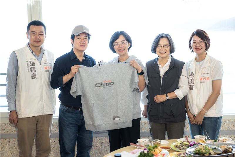 賴清德、蔡英文、蘇巧慧三人同框品嘗美食，也曝光「與Chiao同行短袖帽T」。（圖／蘇巧慧競選辦公室提供）
