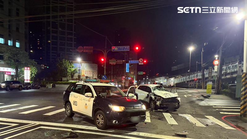 新北廖男開車追撞前方轎車,整部車在半空中翻滾一圈後落地。(圖/翻攝畫面)