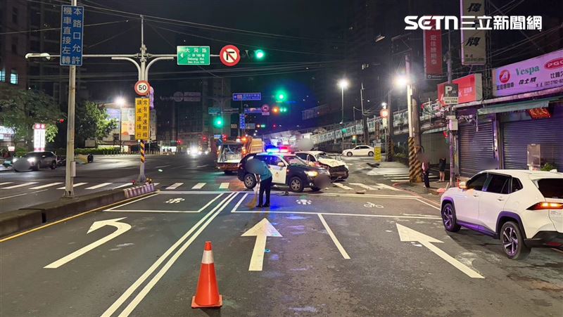 新北廖男開車追撞前方轎車,整部車在半空中翻滾一圈後落地。(圖/翻攝畫面)