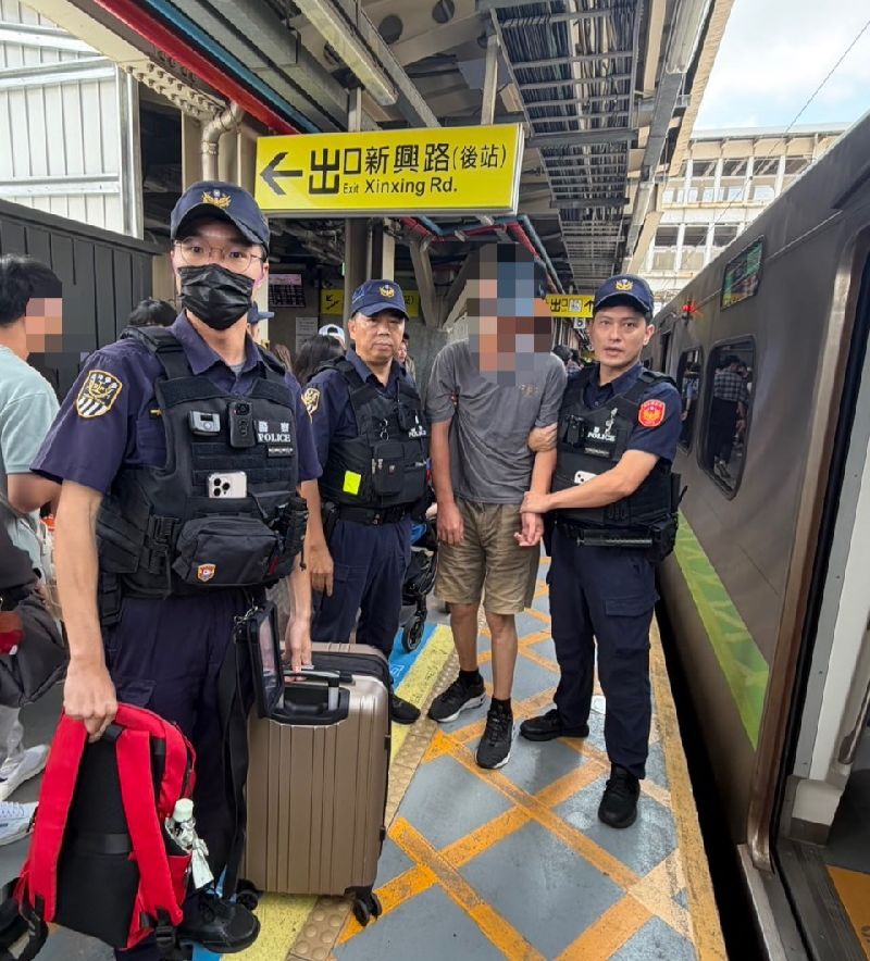 年近5旬陳姓男子（右2）13日撥打110報案專線，聲稱正在火車上且揚言要殺人，鐵路警察局緊急沿路追查，於中壢火車站逮捕陳男送辦。（翻攝照片）