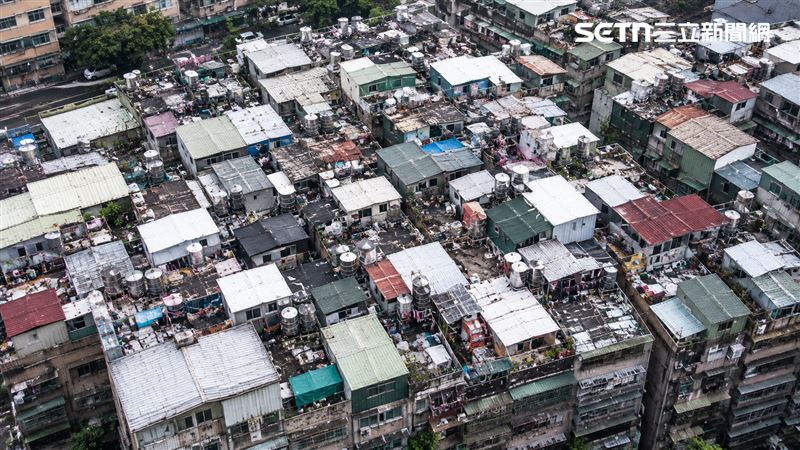 全台灣違建頂加估已破60萬戶，許多人會認為無關自身權益，事實上，無論是水塔使用、公共管線、公共安全等，都息息相關。（AI示意／記者陳韋帆製）
