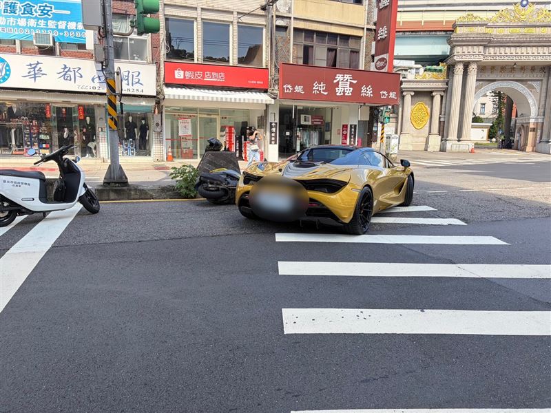 麥拉倫迴轉撞擊直行的摩托車。（圖／翻攝畫面）