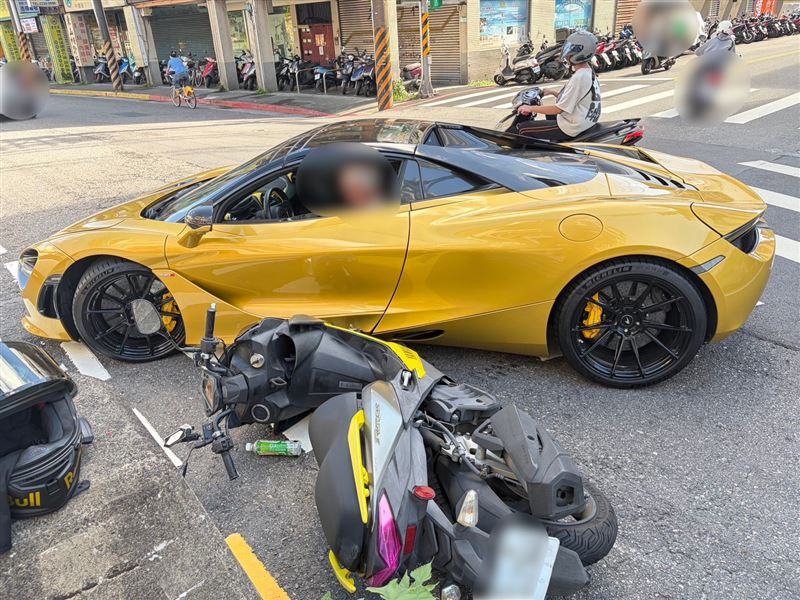 麥拉倫迴轉撞擊直行的摩托車。（圖／翻攝畫面）