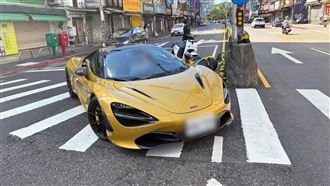 金色麥拉倫走錯路「大迴轉」擊落摩托車