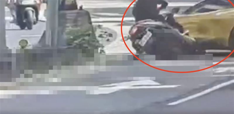 騎士被撞擊倒地。（圖／翻攝畫面）
