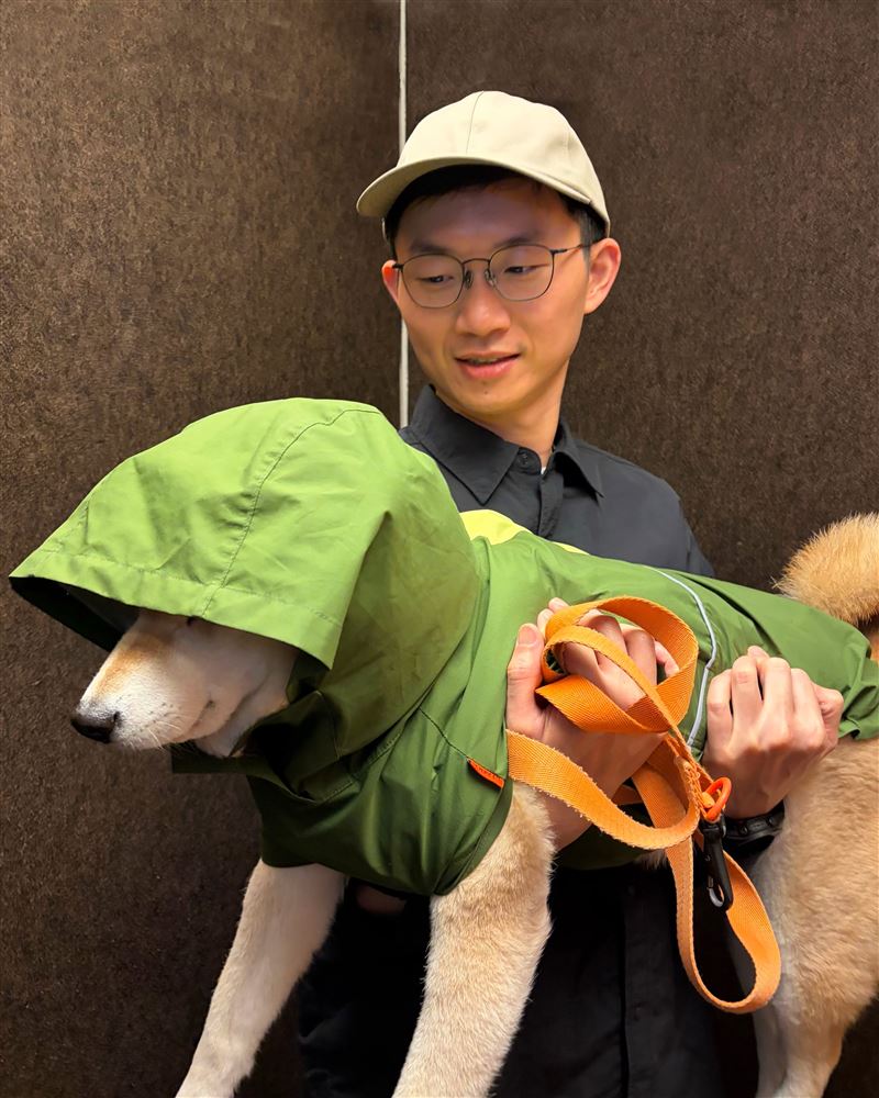 視網膜(陳子見)與愛犬柚子。(圖/翻攝自視網膜 Retina臉書)