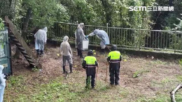 9名員警雨天在山區草叢裡來回搜查