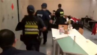 滑手機突遭挾持！桃機實習生還原驚險過程
