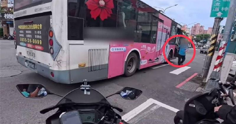 公車開到一半司機竟下車開嗆。(圖/翻攝畫面)