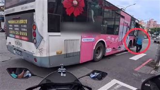 公車開一半竟停路口嗆騎士！高雄司機慘了
