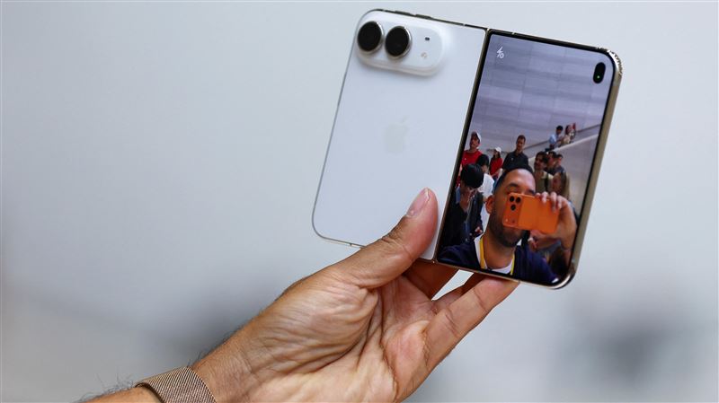 這次的iPhone Duo按鍵幾乎集中在右側與上方。(圖/路透社/達志影像)