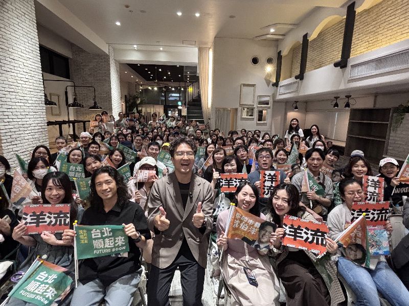 台北市長選戰的民進黨立委沈伯洋(前排左3)13日晚間在東京舉辦座談會,與旅日青年交流台北市政