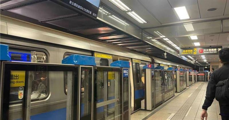 搭乘捷運時,不少乘客習慣站在車門兩側、靠著隔板休息。(示意圖/報系資料照)