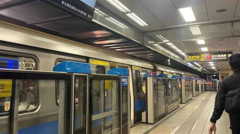 捷運靠門站挨罵：自私文盲　男遭拍照公審