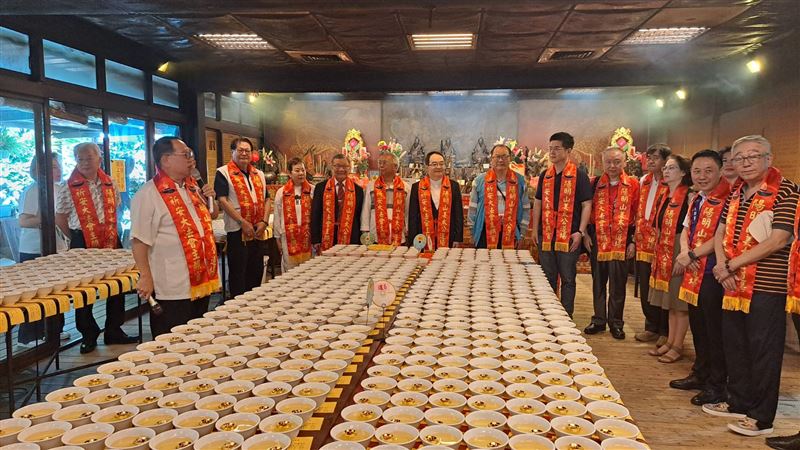 陽明山姜太公道場13日舉行姜太公暨北斗星君祝壽大典及七星燈大法會,吸引海內外信眾前來參拜祈福,現場香火鼎盛。(圖/陽明山姜太公道場提供)