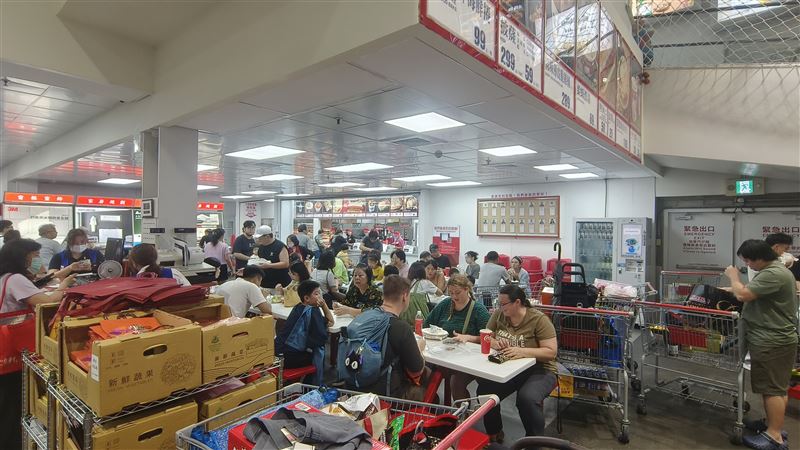 好市多熟食點餐區的高CP值美食,長期以來吸引大量人潮,每逢平日中午更是附近上班族「解決午餐」的戰場之一(圖/記者許雅惠攝影)