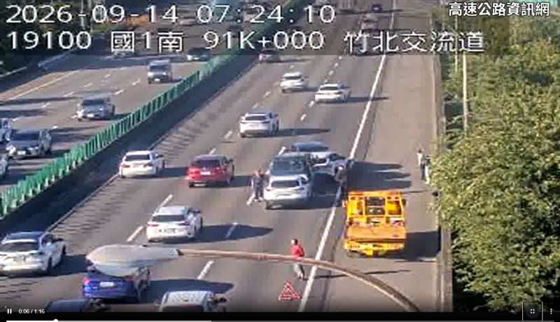 國1「4車追撞」,現場畫面曝光。(圖/翻攝自高速公路資訊網)