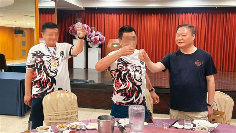 高師大校長王政彥(右)遭爆夜夜笙歌、荒廢校務。(圖/翻攝王東進臉書)