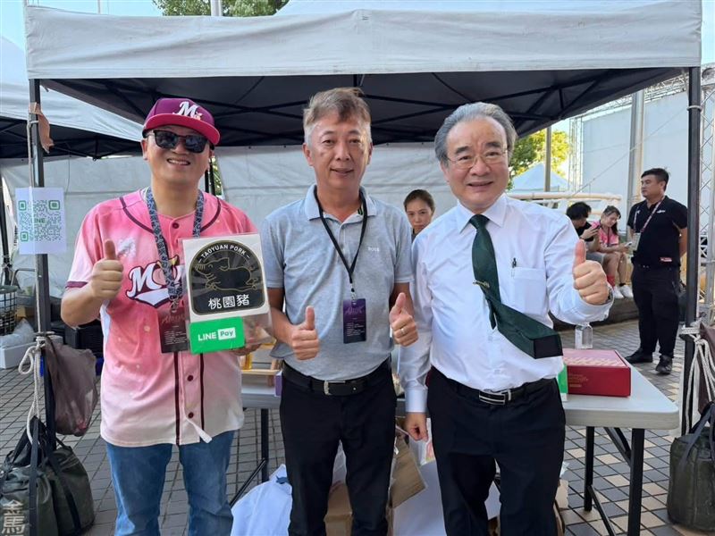 農業部政務次長胡忠一(右)、桃園市養豬協會理事長林承德(中)、桃園市政府農業局長陳冠義(左)一同推廣桃園黑豬