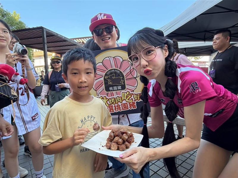 桃園市政府農業局長陳冠義(中)、樂天女孩筠熹(右)一同推廣桃園黑豬