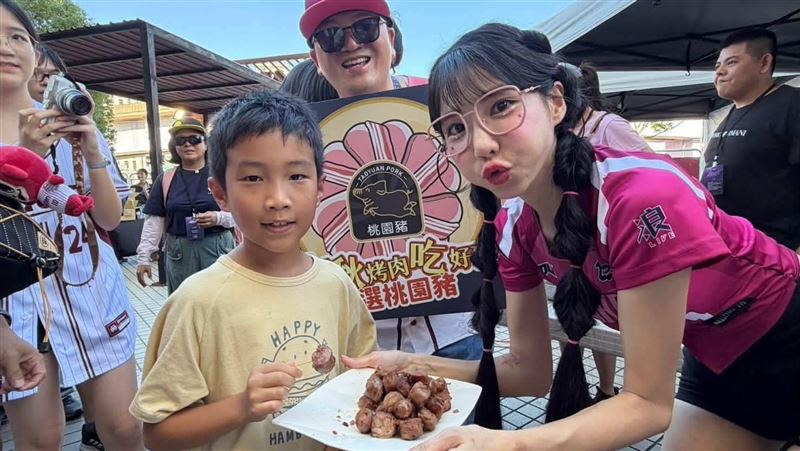 桃園黑豬登上球場　中秋禮盒桃園好農開賣