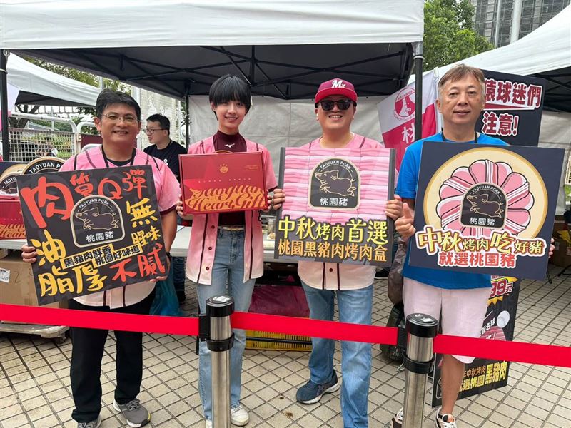 桃園市政府農業局長陳冠義(左三)、桃園好農代言人嘎琳(左二)一同推廣桃園黑豬