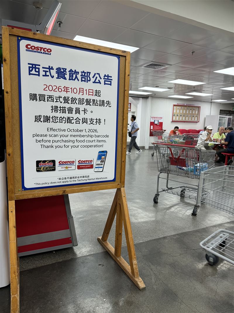 14日上午九時許,好市多熟食點餐區現場也貼出公告了(圖/記者許雅惠攝影)