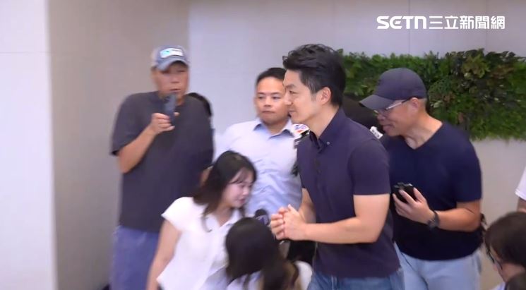 蔣萬安要結束訪問時被問到郭禮伯之子郭貽熹將出席「蔣家血緣之謎」新書發表會,頭也不回並未回應媒體追問(圖/翻攝畫面)