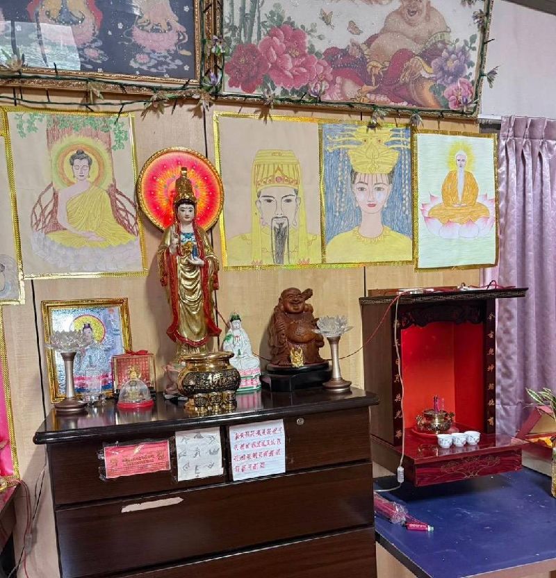 越南籍女子假借宗教修行名義,誘騙越南民眾來台,其住處有各式神佛擺飾。(圖/移民署提供)
