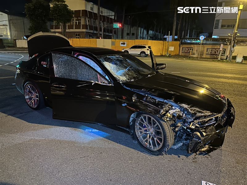 台南重大車禍!BMW追撞「電動車全爛」,70歲老公擋風玻璃落地慘死。(圖/翻攝畫面)
