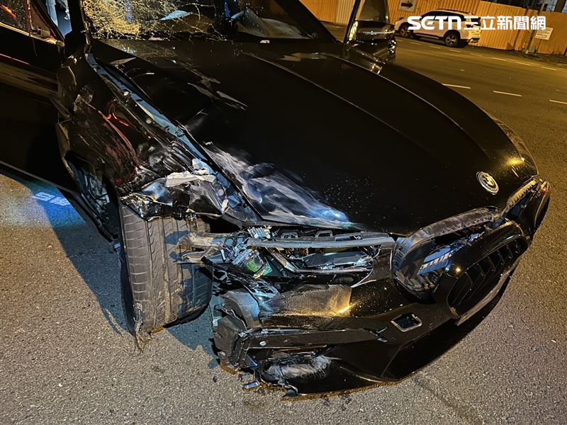 台南重大車禍!BMW追撞「電動車全爛」,70歲老公擋風玻璃落地慘死。(圖/翻攝畫面)