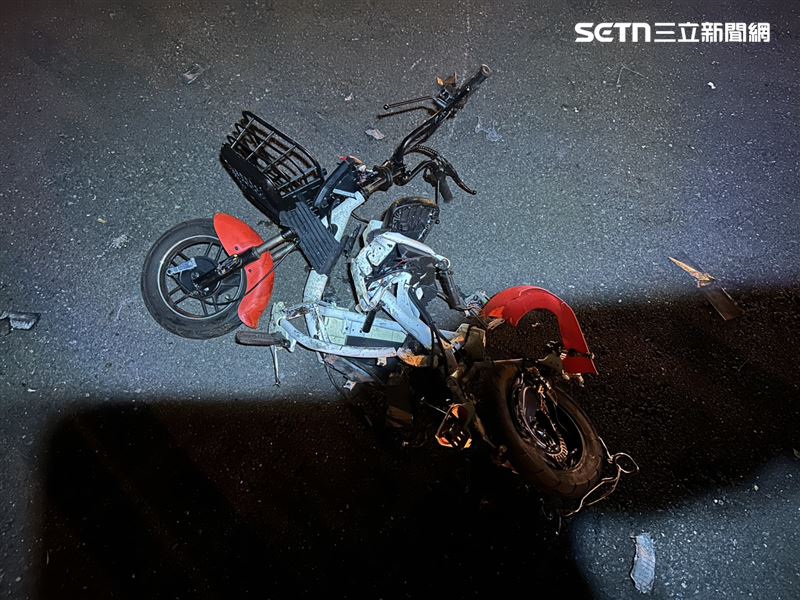 台南重大車禍!BMW追撞「電動車全爛」,70歲老公擋風玻璃落地慘死。(圖/翻攝畫面)