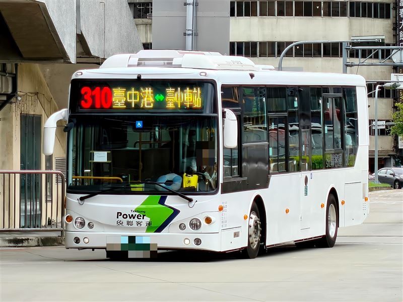 「310公車」有乘客在車廂內亮出刀具,駕駛見狀隨即前往派出所報案。(圖/翻攝自維基百科)