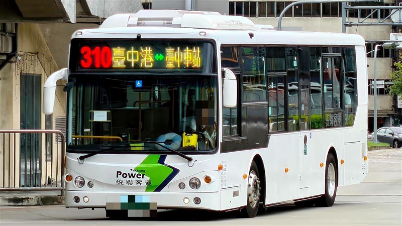 台中310公車有乘客亮刀！司機急停派出所