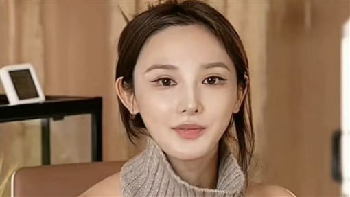 女星直播「露大片肉色」洩春光　團隊道歉