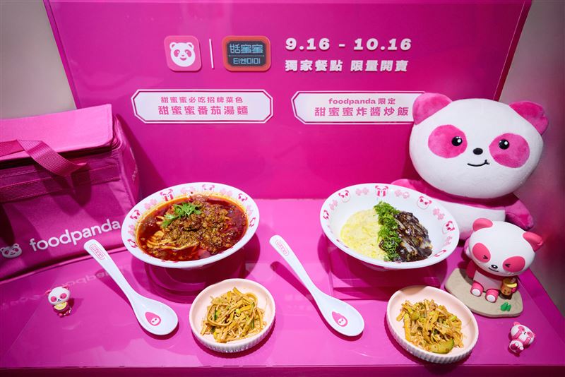 一款只有foodpanda吃得到的「甜蜜蜜炸醬炒飯」;另一款「甜蜜蜜番茄湯麵」則是鄭智善極具風格的個人代表。(圖/品牌業者提供)