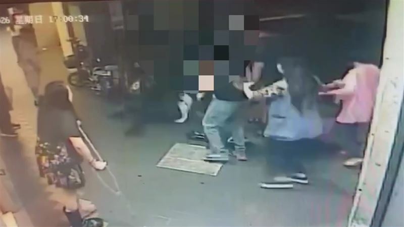 醉男KTV外攻擊友人　反遭抱摔後腦撞地KO